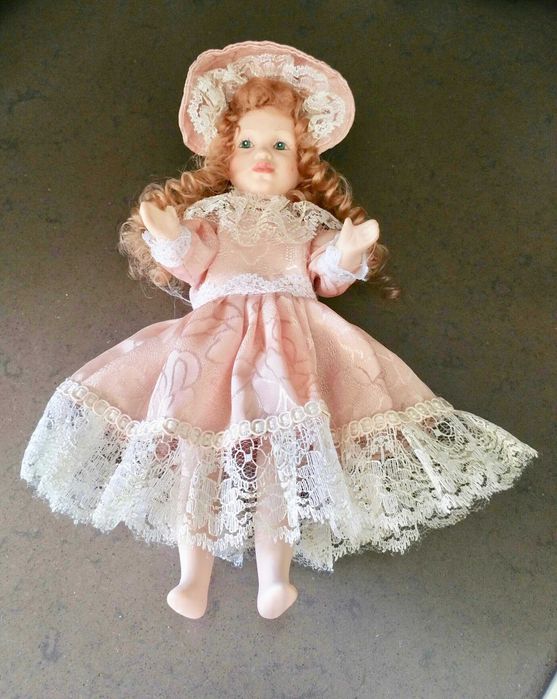 Boneca antiga em porcelana