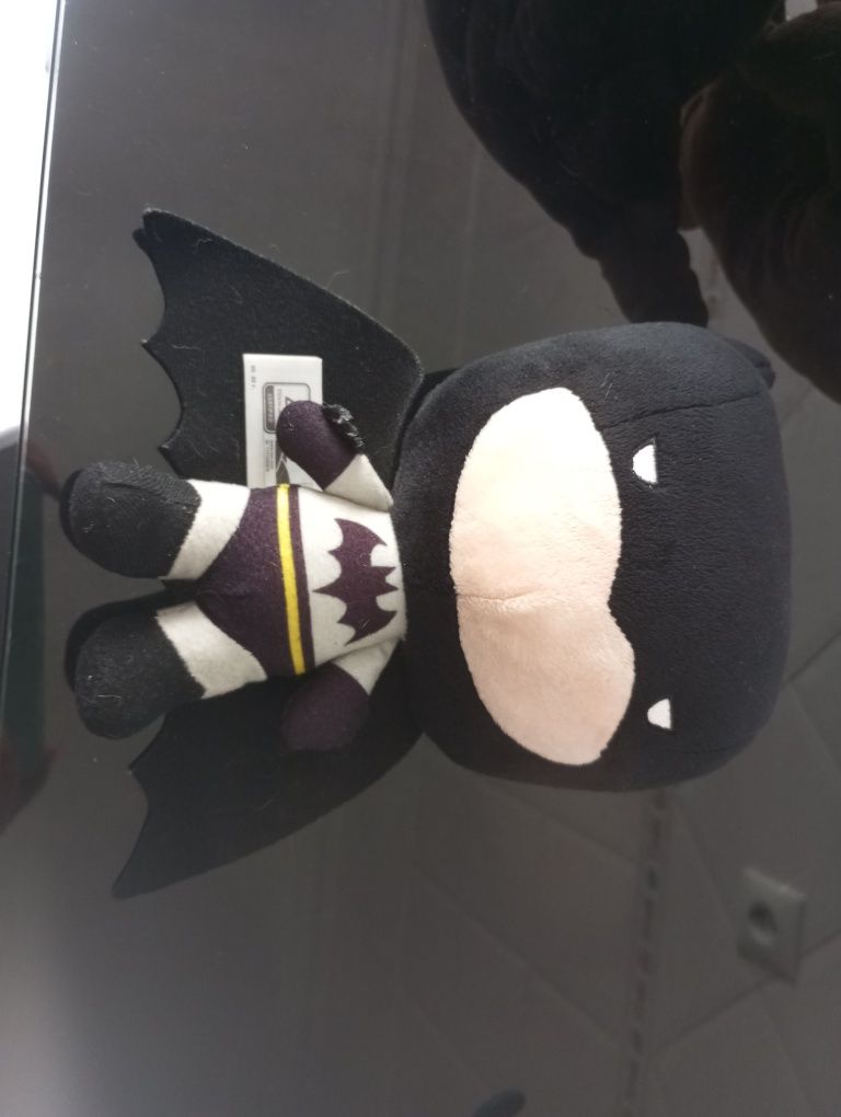 Peluches de dinossauros e Batman