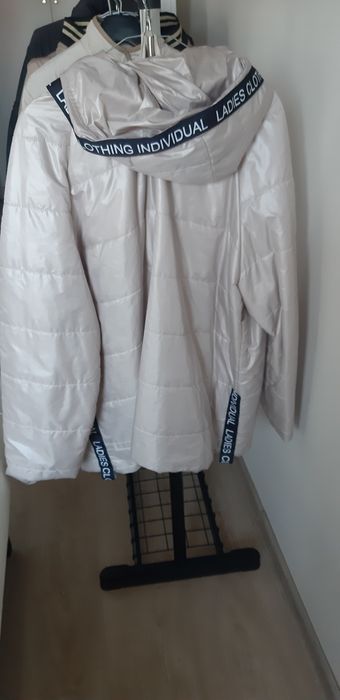 Kurtka bez, polyskujaca w zloto