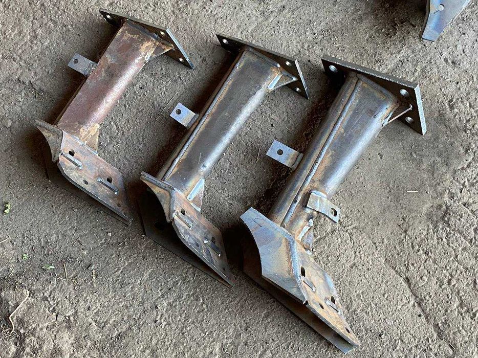 стійка,стойка у здобрі,гола плуга Bomet,бомет польський,корпус леміш