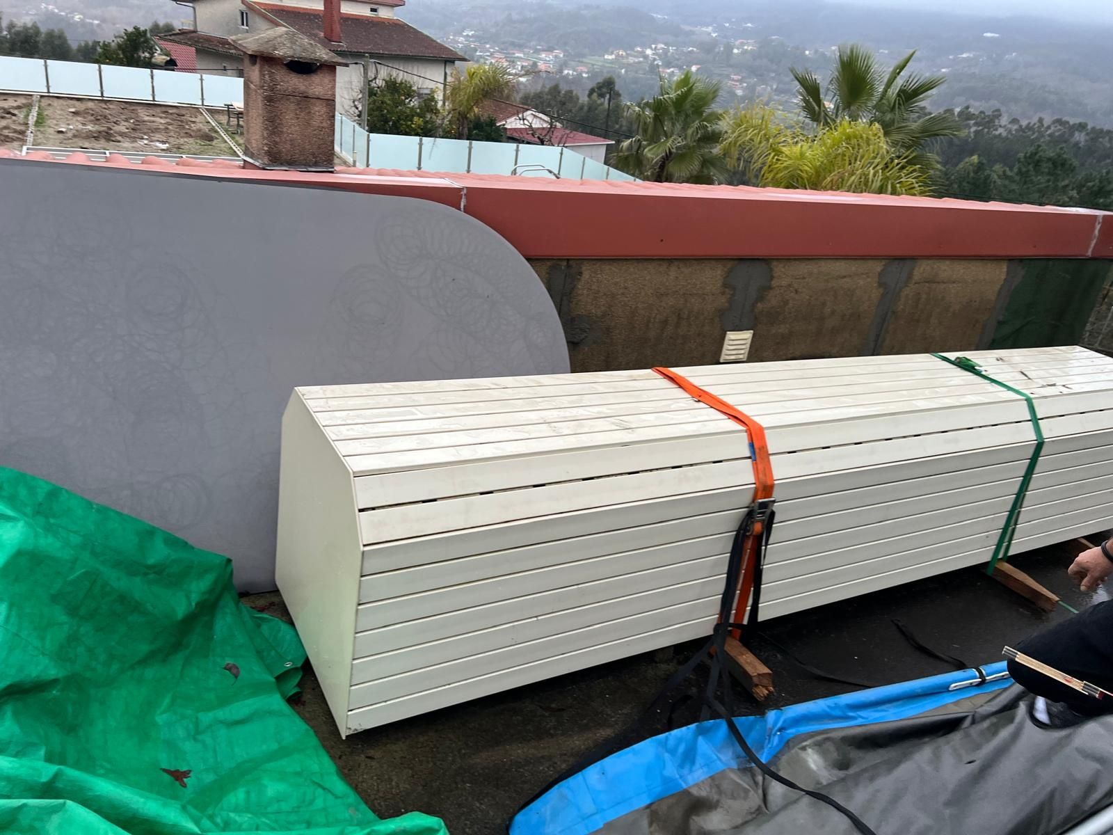 Cobertura laminar de piscina. Ainda com garantia. Completa com quadro