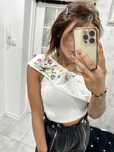 Cudny haftowany crop top na jedno ramię