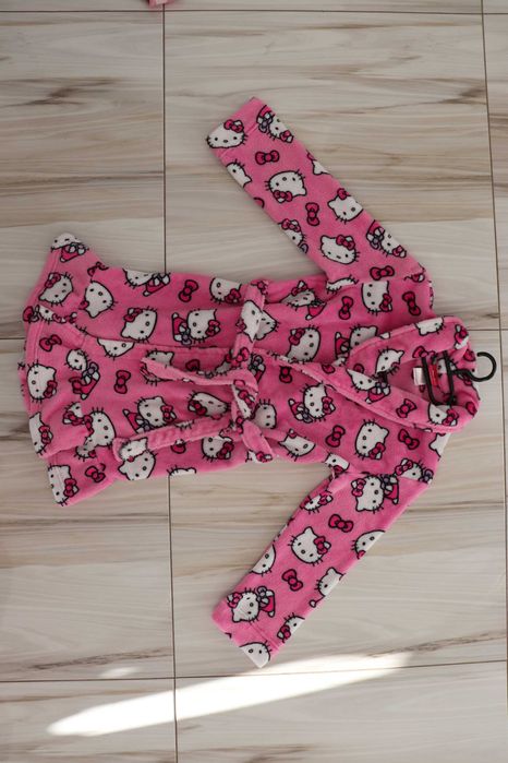 szlafrok dziewczęcy Hello Kitty rozmiar 7/8 lat (122/128)