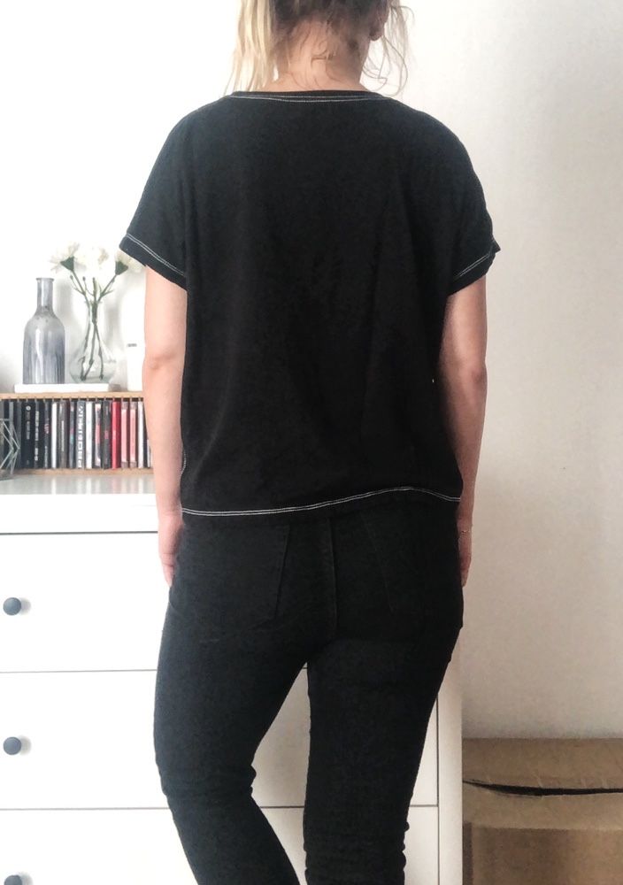 Bershka, czarny t-shirt oversize, białe, kontrastowe szwy, basic, mini