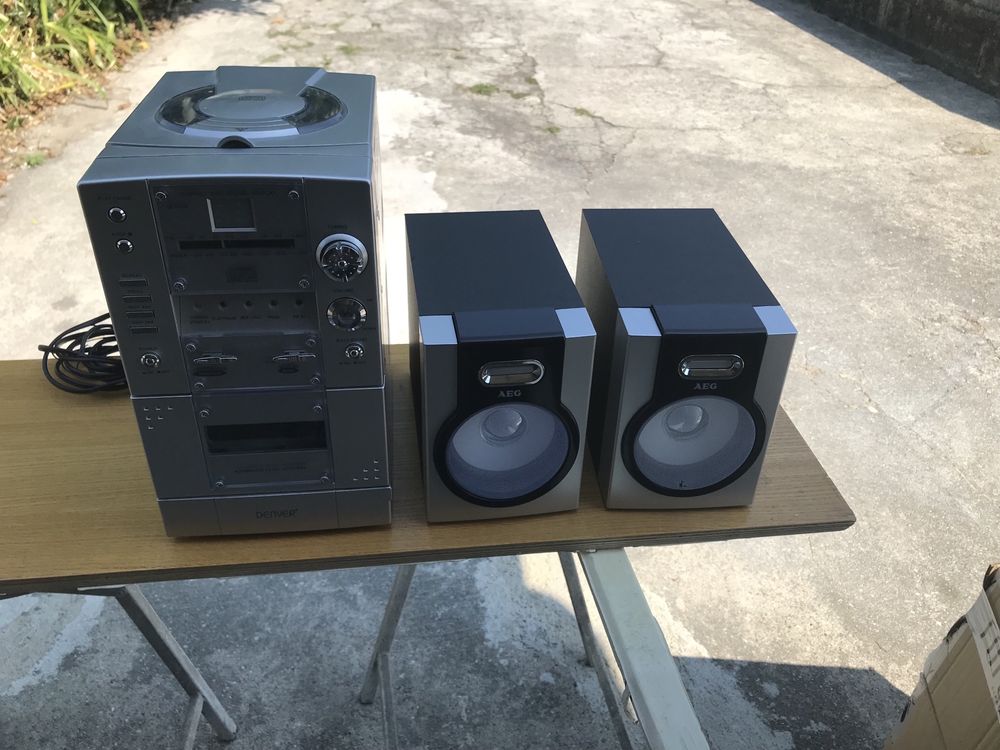 Aparelagem de musica  sao dois vendo no comjunto um sony e outro  tens