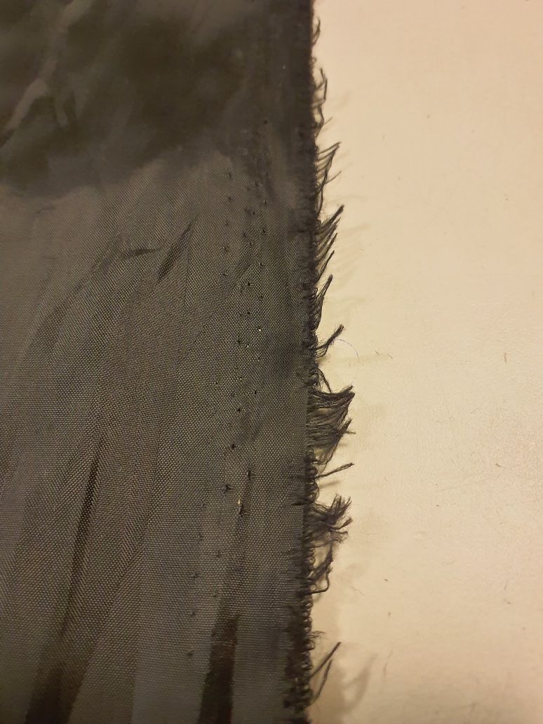 Tkanina czarna nieprzemakalna w typie ortalionu szer.150 cm.