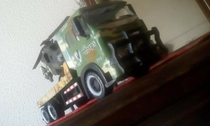 Vendo camião militar Volvo FH16 de três eixos