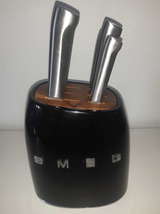 Faqueiro Smeg com 6  facas