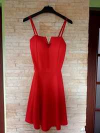 Czerwona sukienka, krótka, elegancka, złoty element w kształcie litery