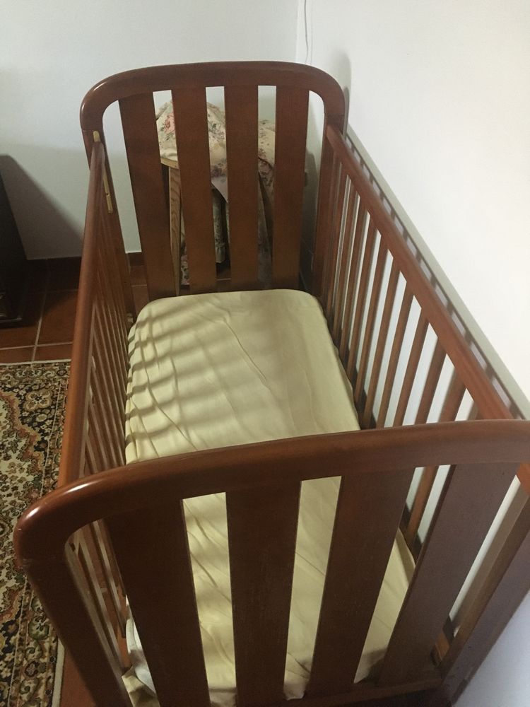 Cama de grades com colchão e roupa