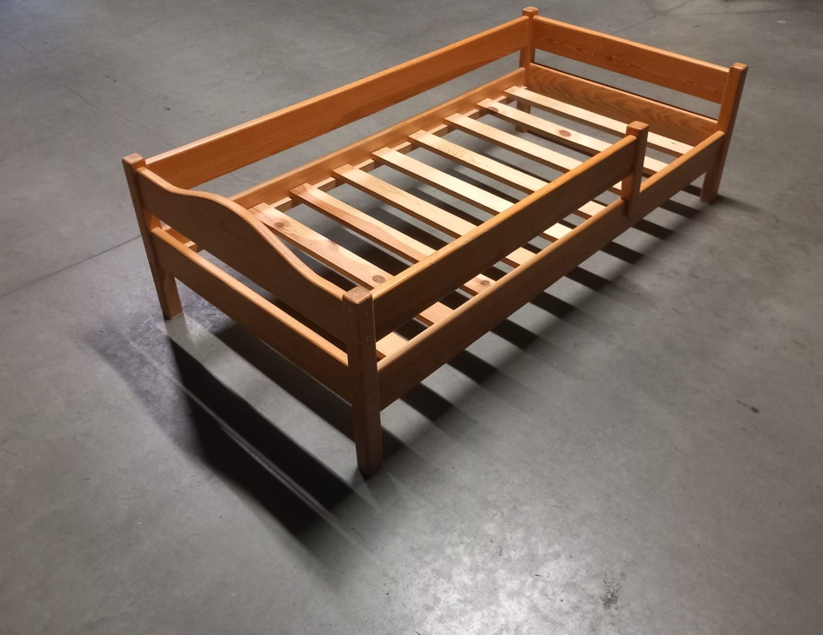 Drewniane łóżko dziecięce z materacem o wymiarach 160 cm x 80 cm