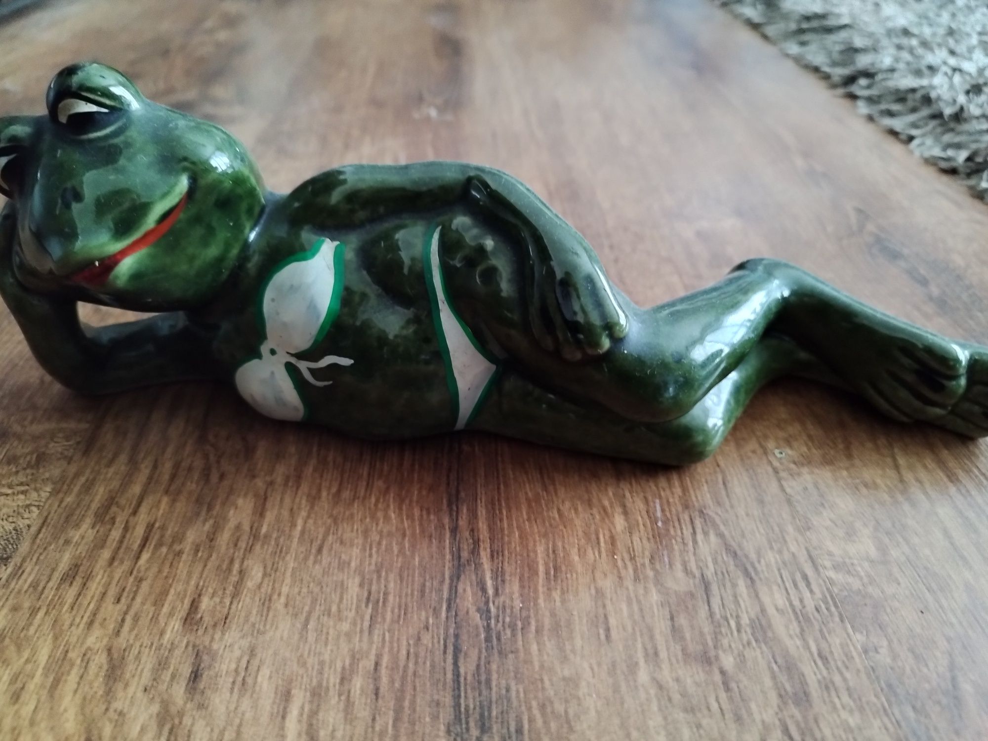 Porcelanowa figurka żaby