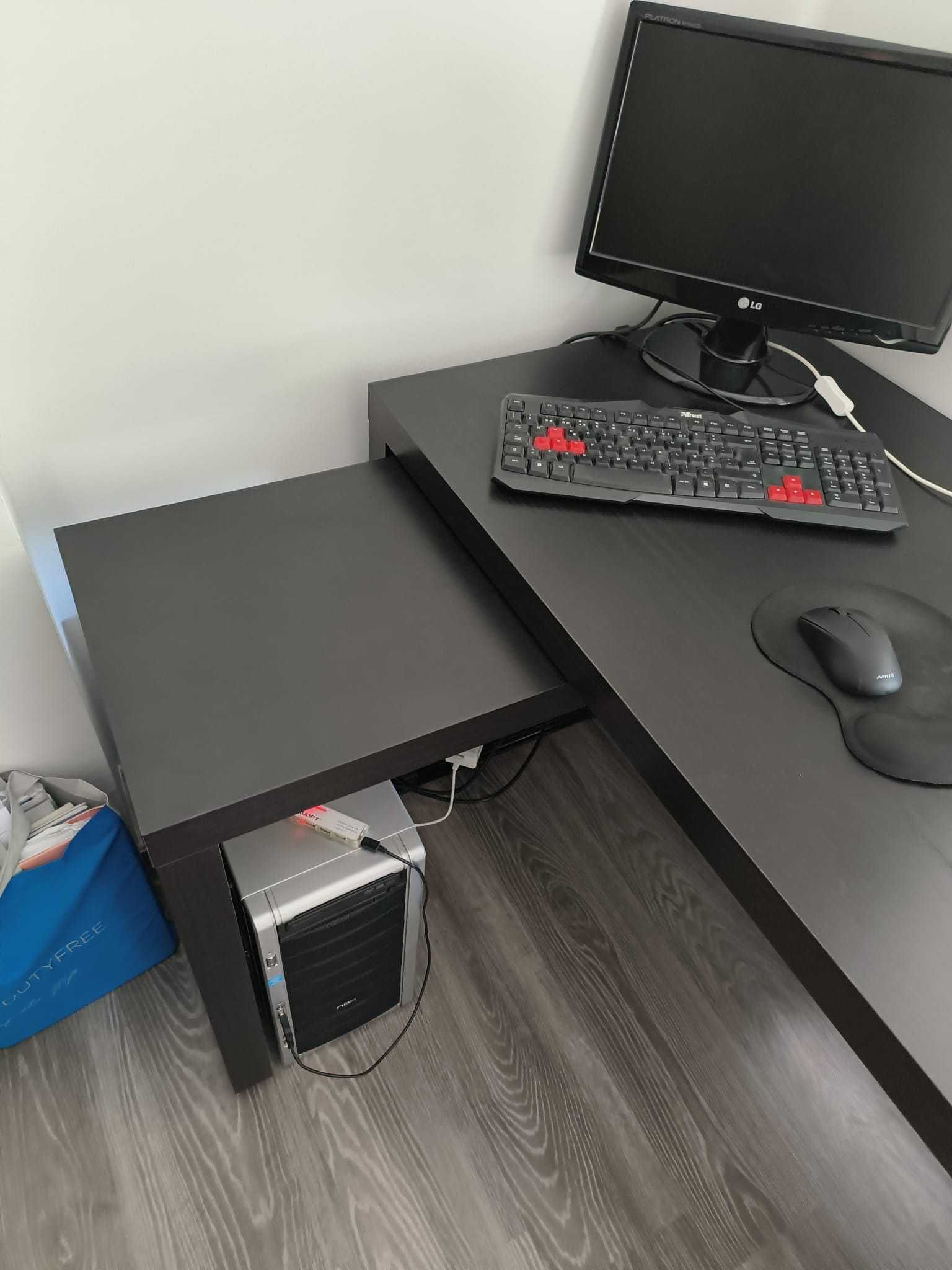 Secretária com painel extraível Malm da Ikea