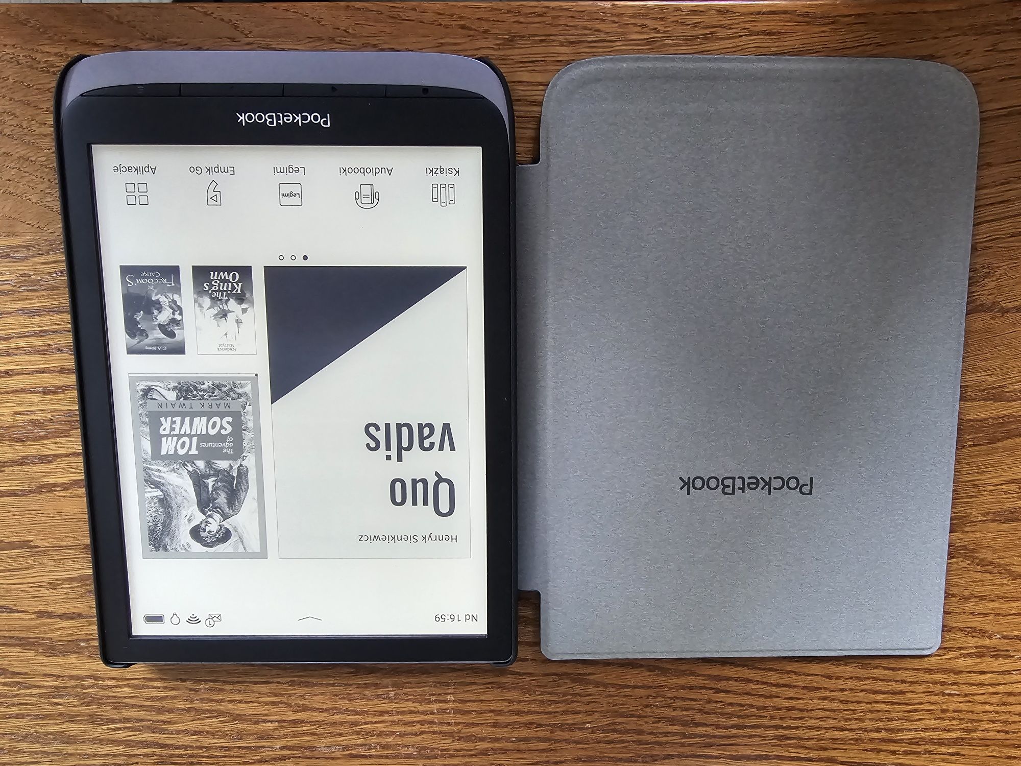 PocketBook InkPad 3 Pro z dodatkowym etui