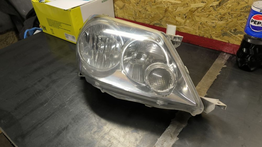 Фара права Toyota Fortuner
