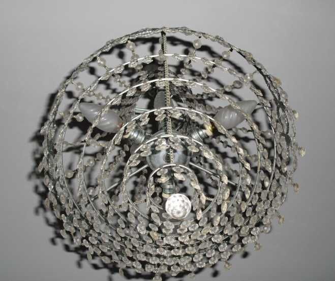 Candeeiro de tecto em cristal.