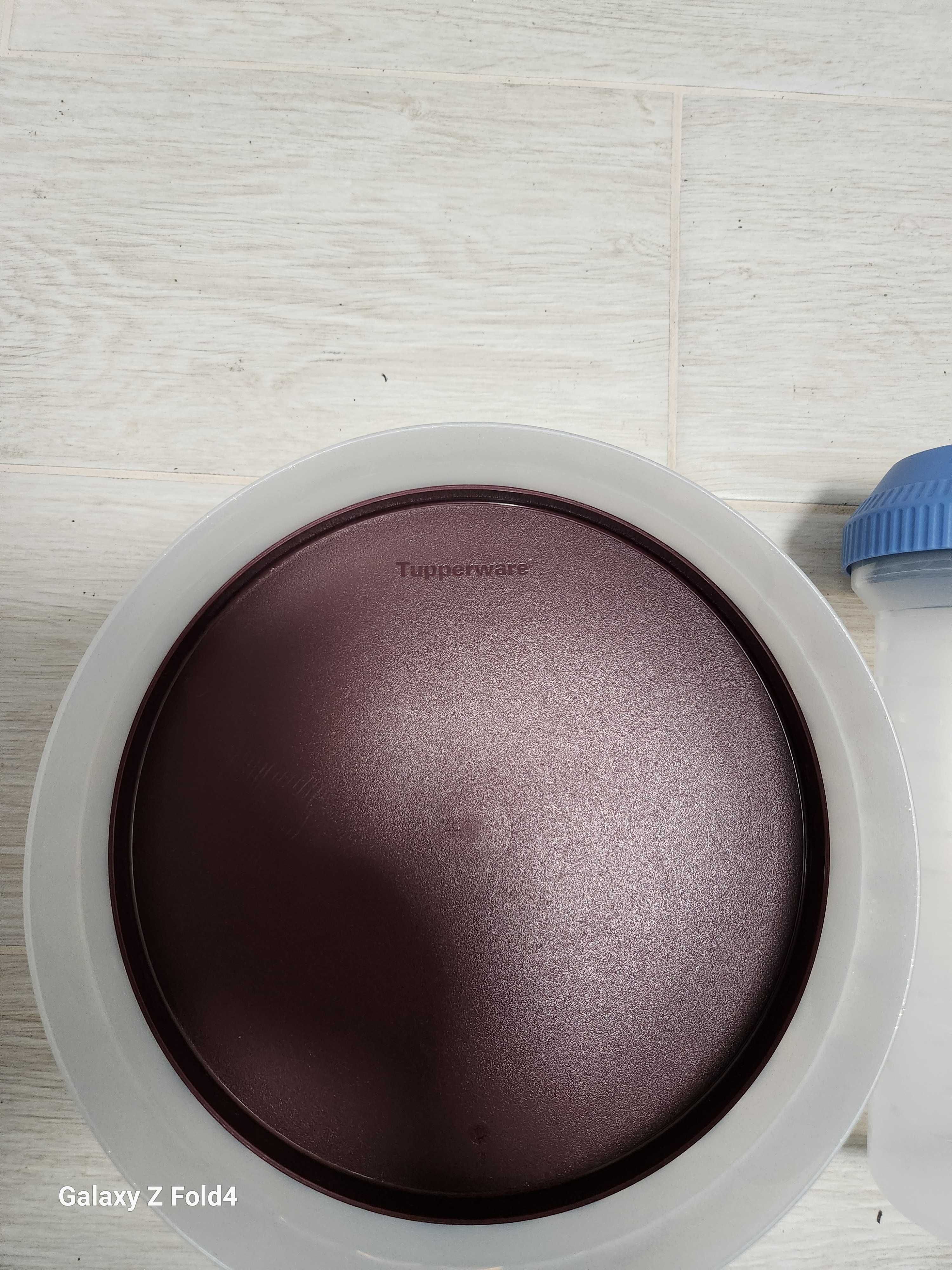 Forma do ciasta i shejker firmy Tupperware