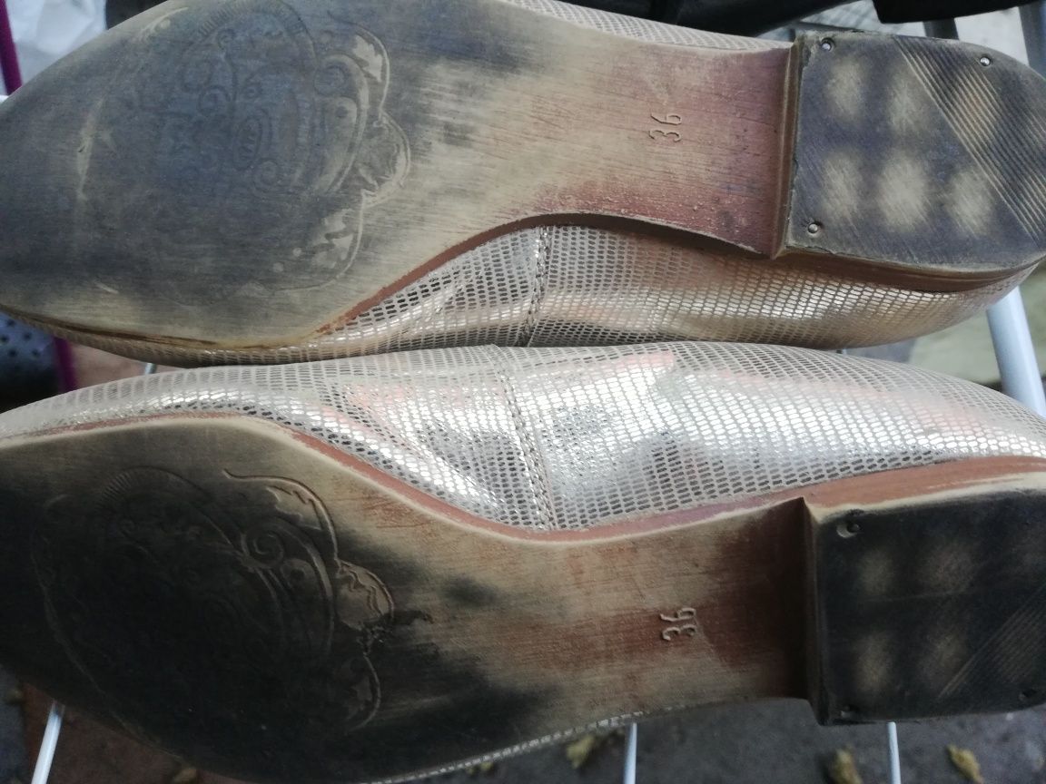 Buty złote na niskim obcasie marki Maciejka, 36