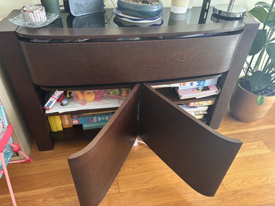 Móvel castanho de madeira