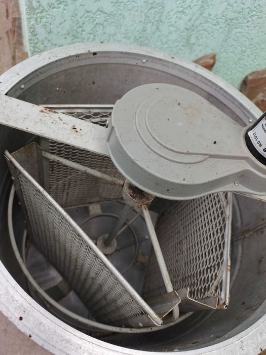 Продам 3-х рамочну медогонку з електроприводом