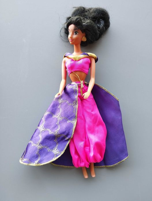 Várias Barbie e Ken