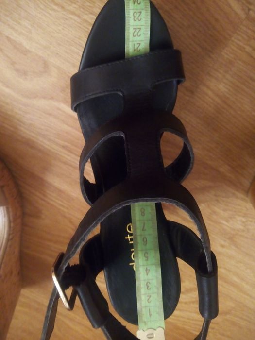 Босоніжки на високій платформі