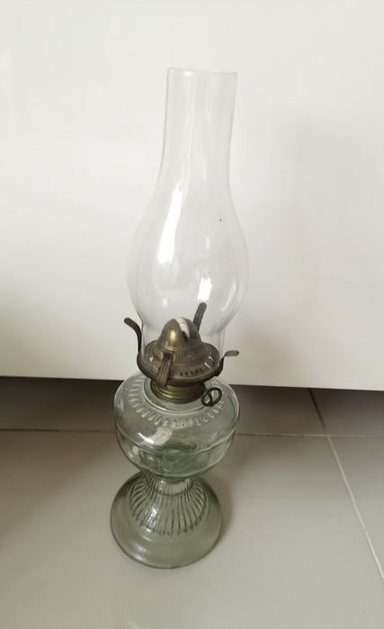 szklana lampa naftowa