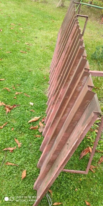 Dach z grubej blachy trapezowej gotowy do zawieszenia