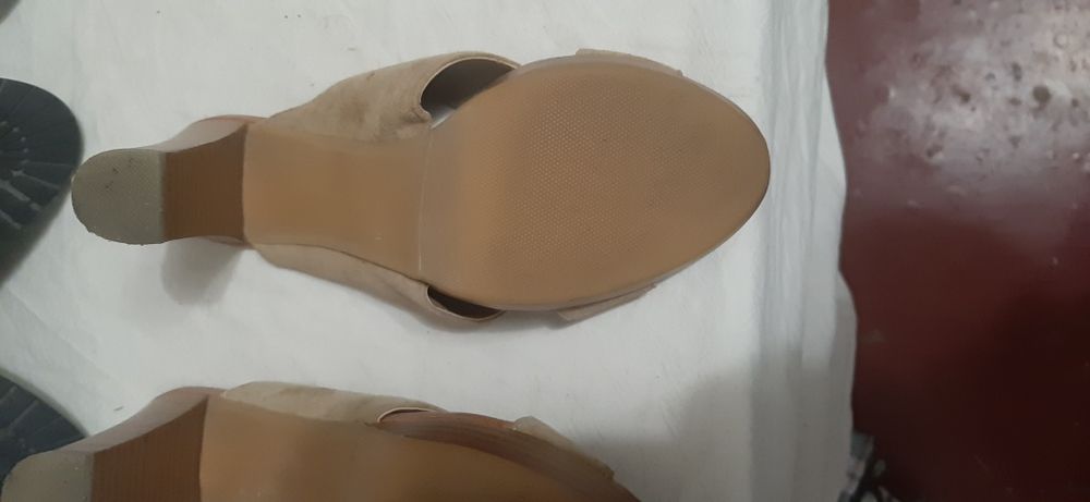 Взутя жіноче БУ Лабутени сандалі туфлі БУ