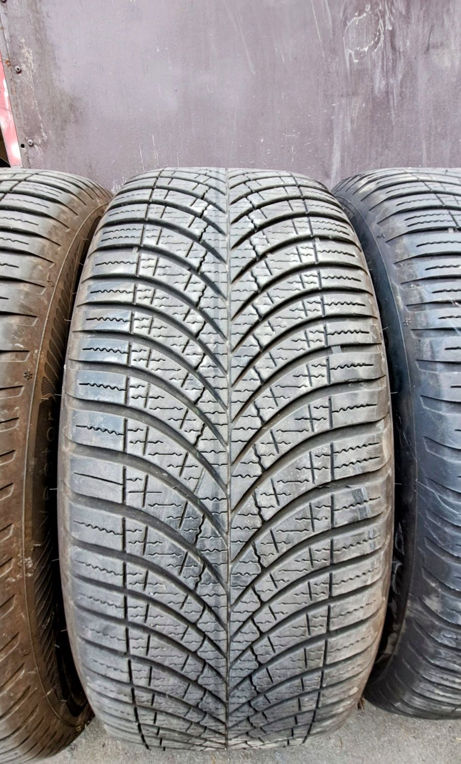 Opony całoroczne R17 235/55/17 Goodyear vector 4seanson