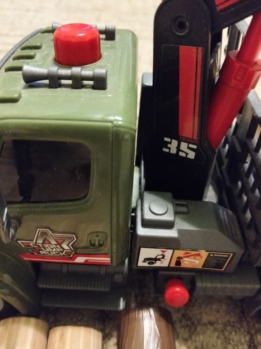 Вантажівка-лісовоз з гідравлічним краном