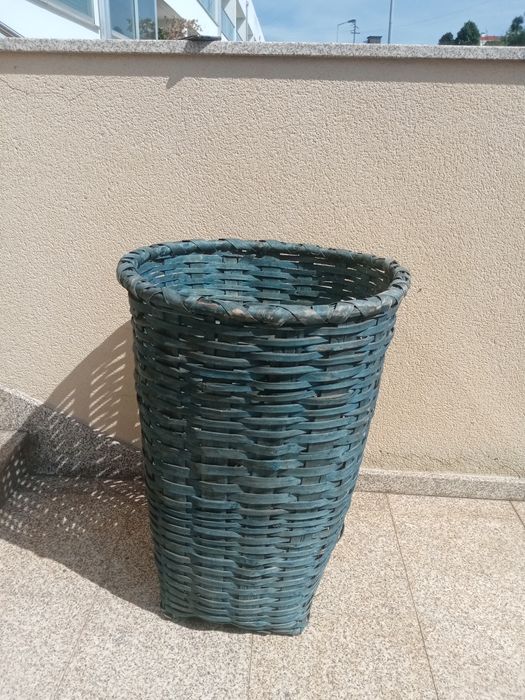 Cesto antigo cor de fundo azul