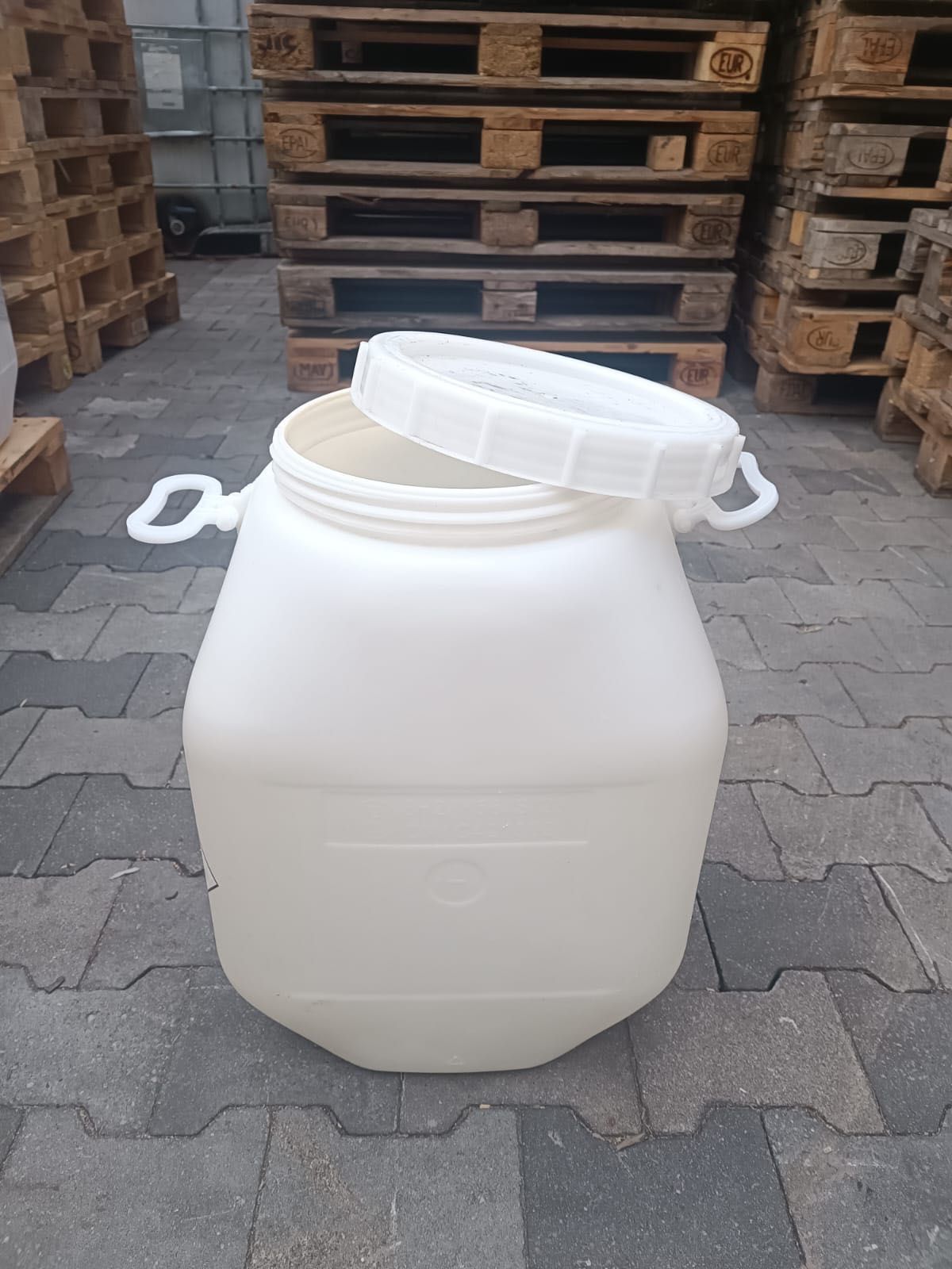 Beczka plastikowa z wiekiem 50l