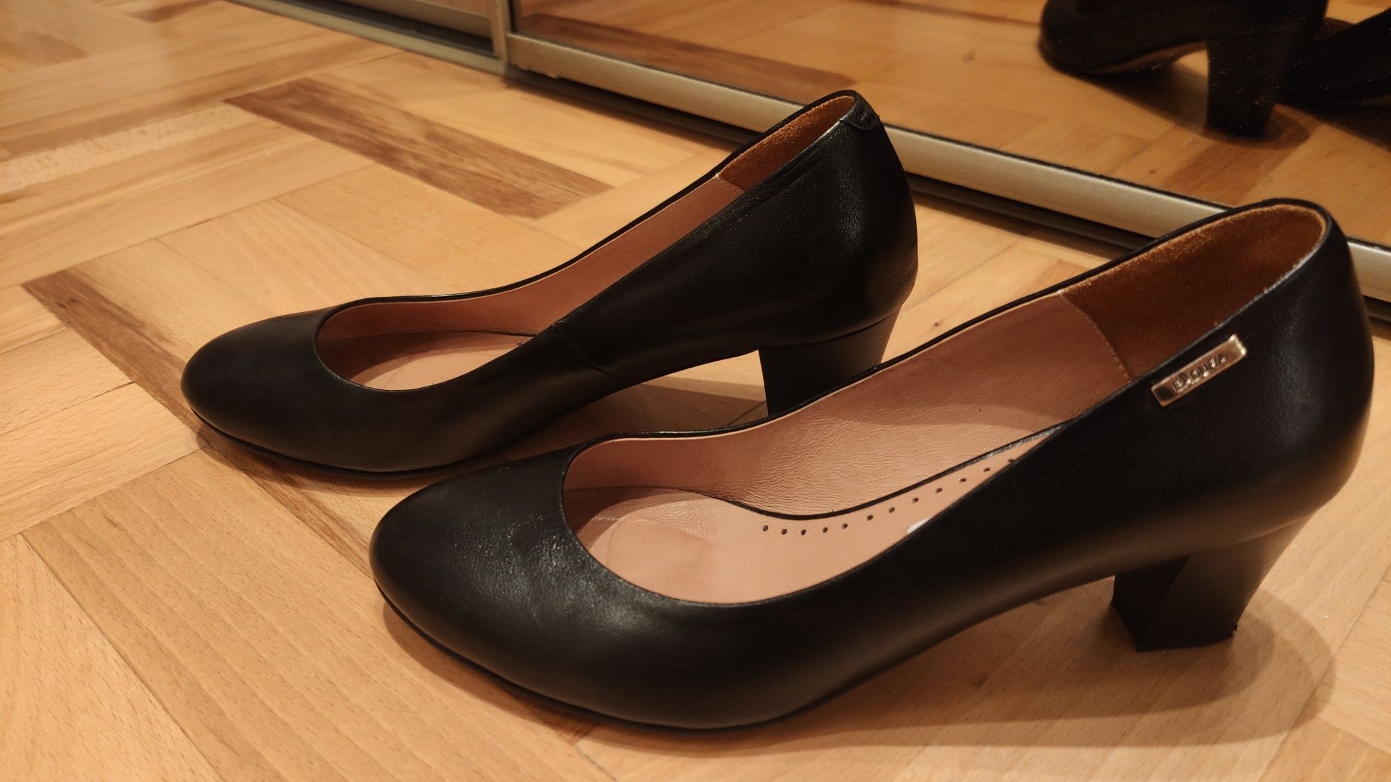 Eleganckie czarne skórzane buty na obcasie Badura