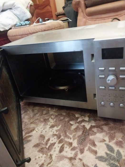 Продам микроволновку с грилем и конвекцией под ремонт или на З/Ч