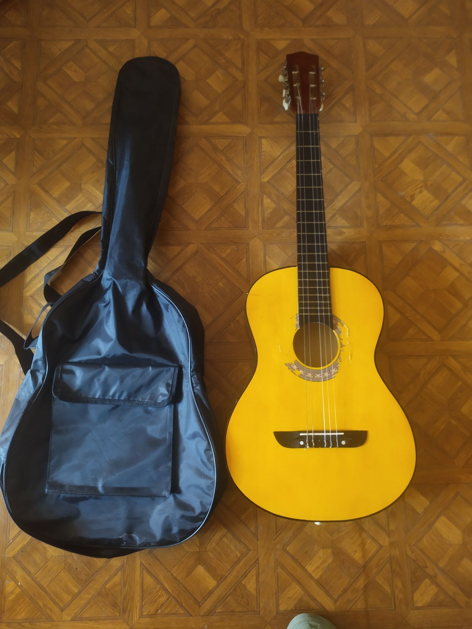 gitara i plecak.