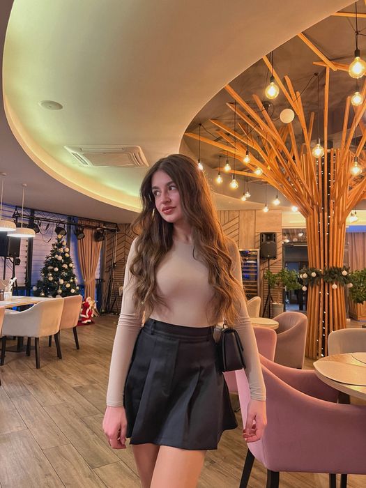 Чорна спідниця з білими шортиками