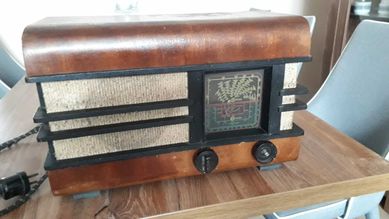 stare radio w drewnianej obudowie