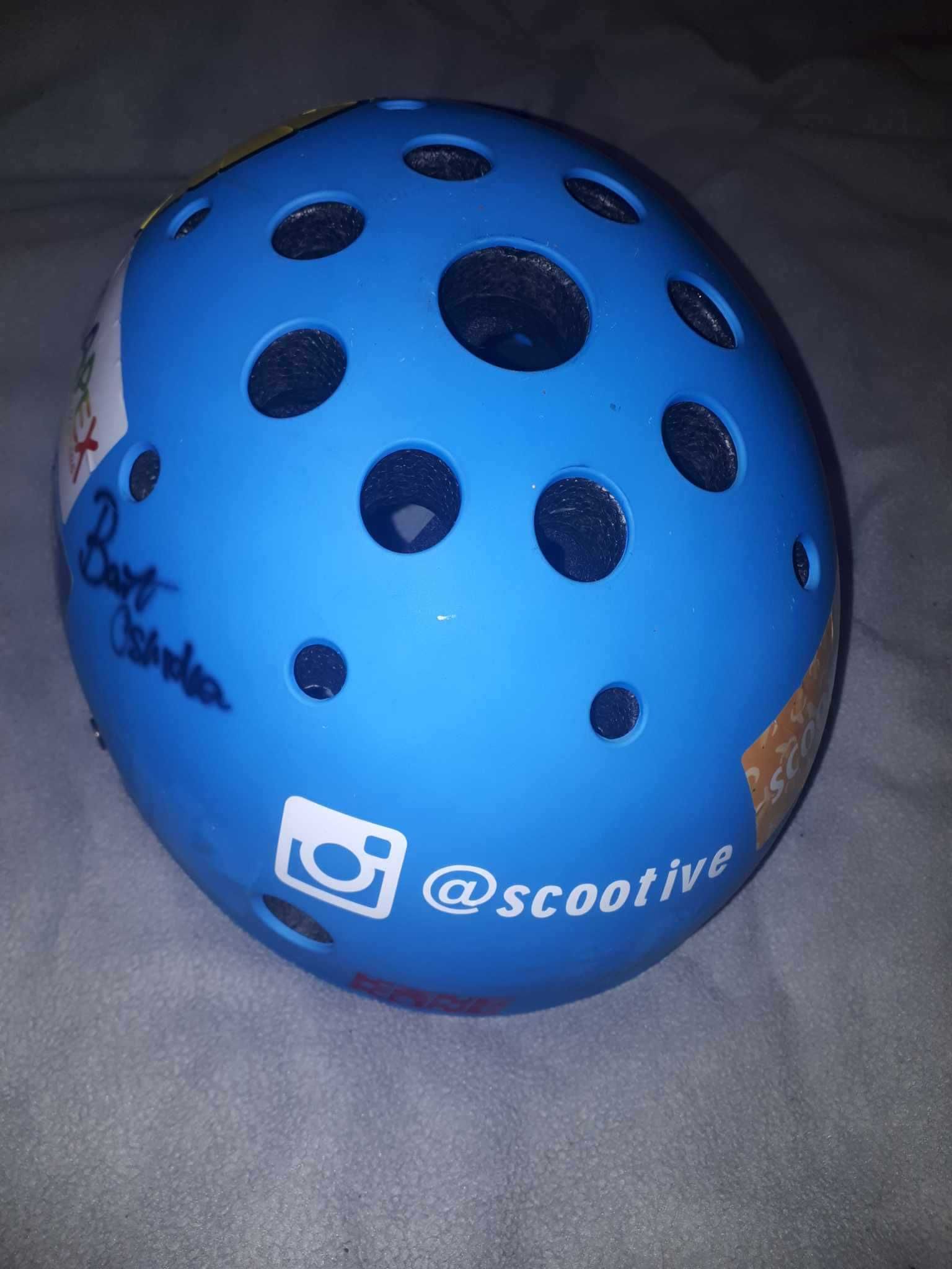 Kask do hulajnogi z autografem Bartka Oskroby