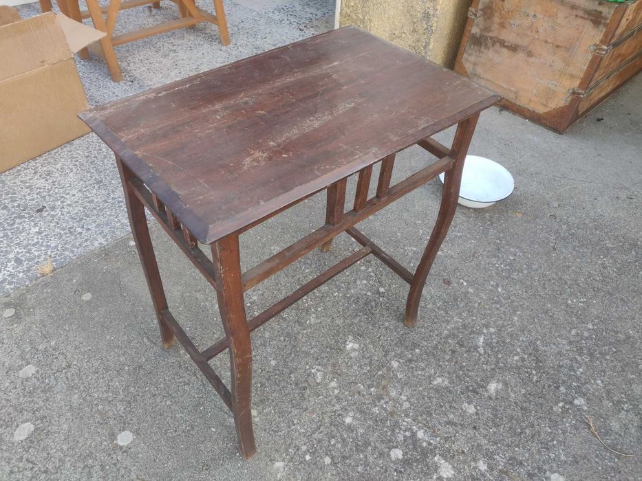 Mesa pequena de madeira