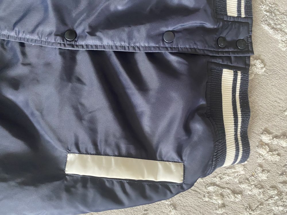 Kurtka Pull&Bear Yale Niebieska kurtka bomberka w uczelnianym stylu