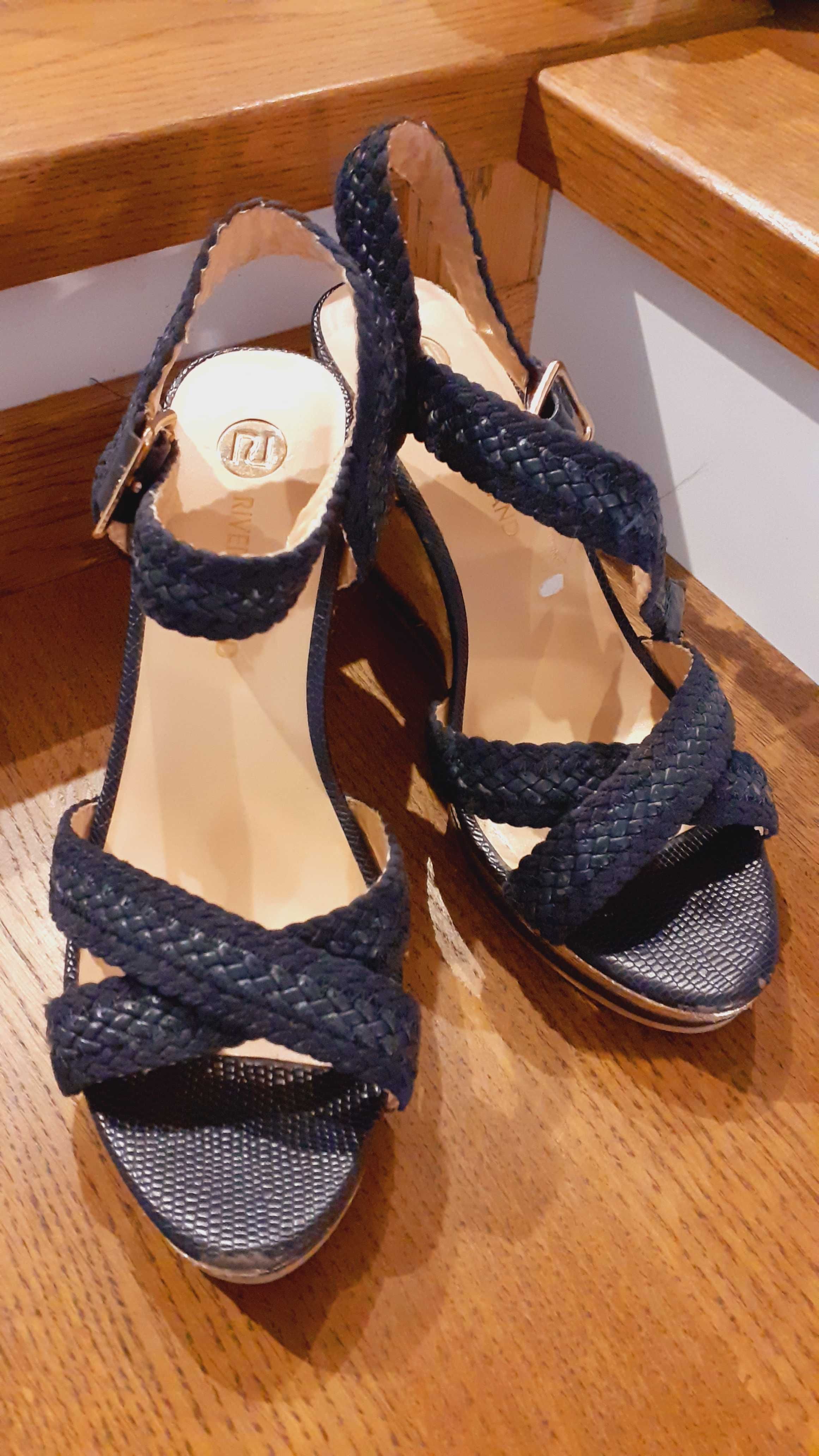 River Island. Granatowe sandały na koturnie. 38