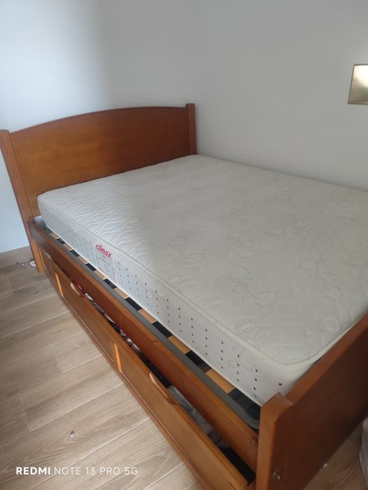 Vendo duas camas de casal .