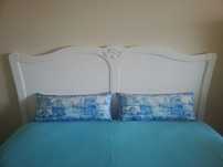 Cama de casal, estrutura em pinho, cor branco, ao estilo romântico.