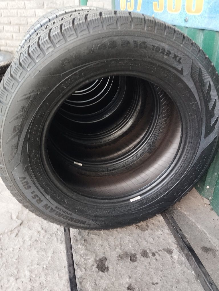 Пара нових зимових шин Nokian 215/65/16