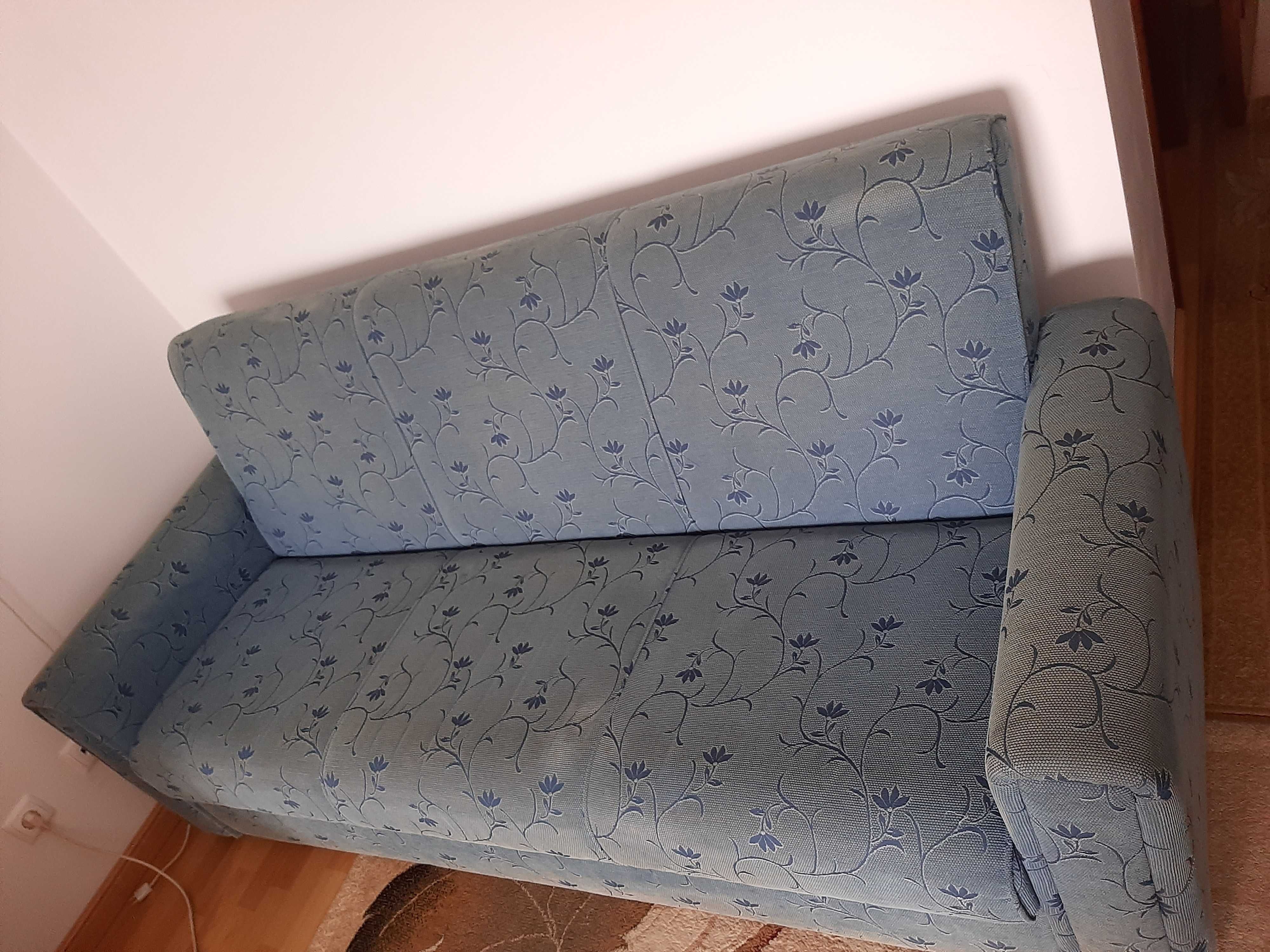 Sofá cama Azul em Tecido e estrutura de Madeira com 2,10m de largura.