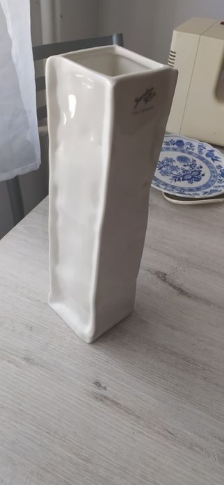 Biały wazon Sandra Rich.