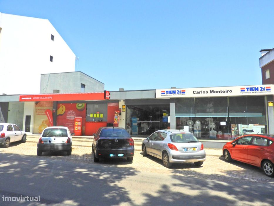 Prédio localizado em Pernes