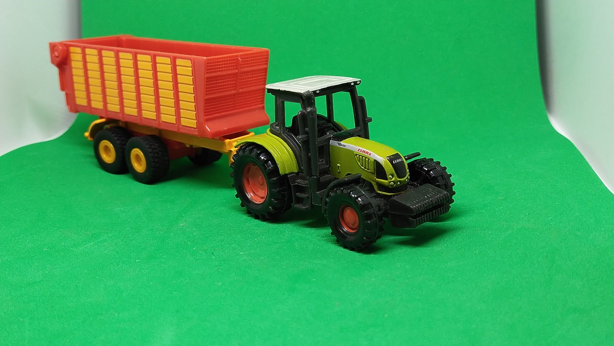 Siku traktor Claas z przyczepą 1:87