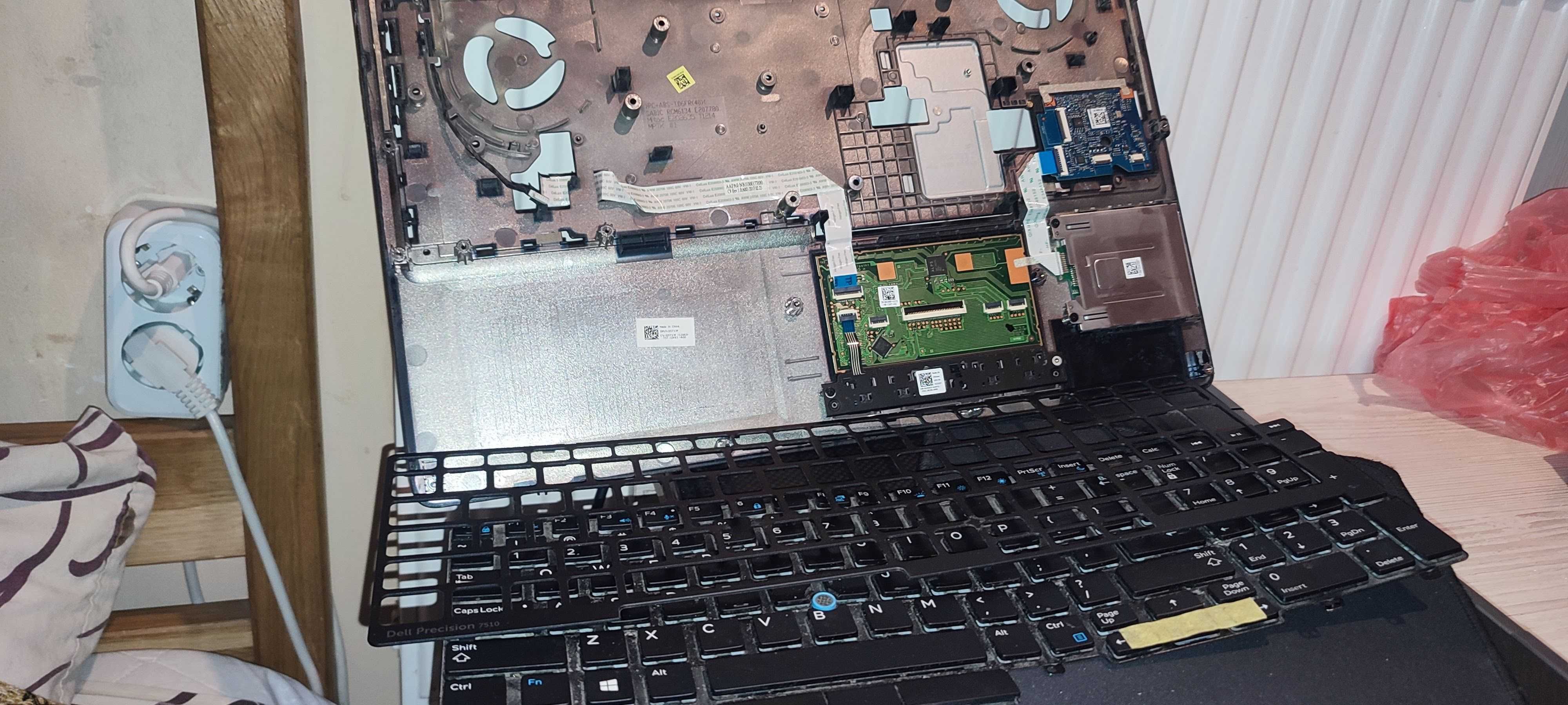 Модель: Dell Precision 7510 в разобраном состоянии.
